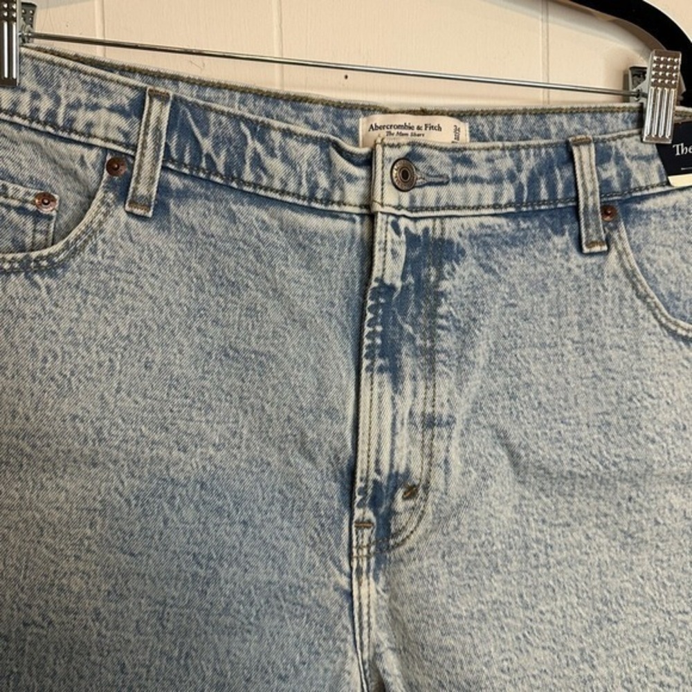 Women's High Rise Mom Curve Love Light Blue Denim Shorts - Picture 5 of 10
